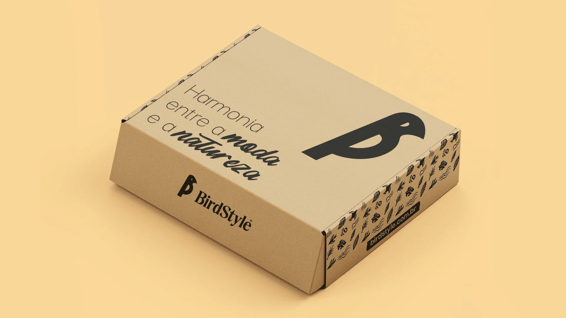 Caixa de papelão kraft da BirdStyle com o símbolo do pássaro e a frase Harmonia entre a moda e a natureza