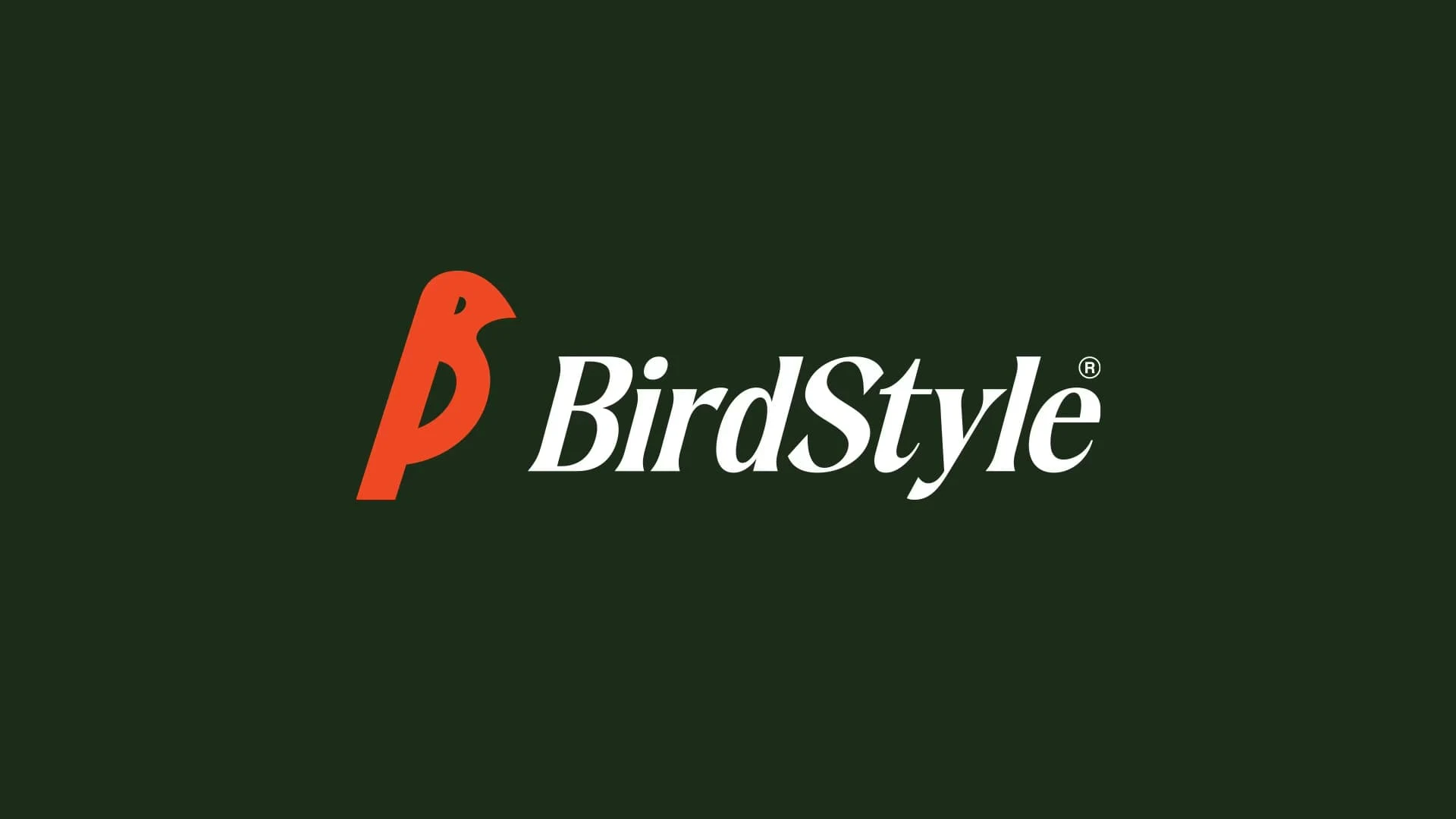 Logotipo da BirdStyle: símbolo de pássaro em laranja ao lado do nome em tipografia serifada branca, sobre fundo verde-escuro